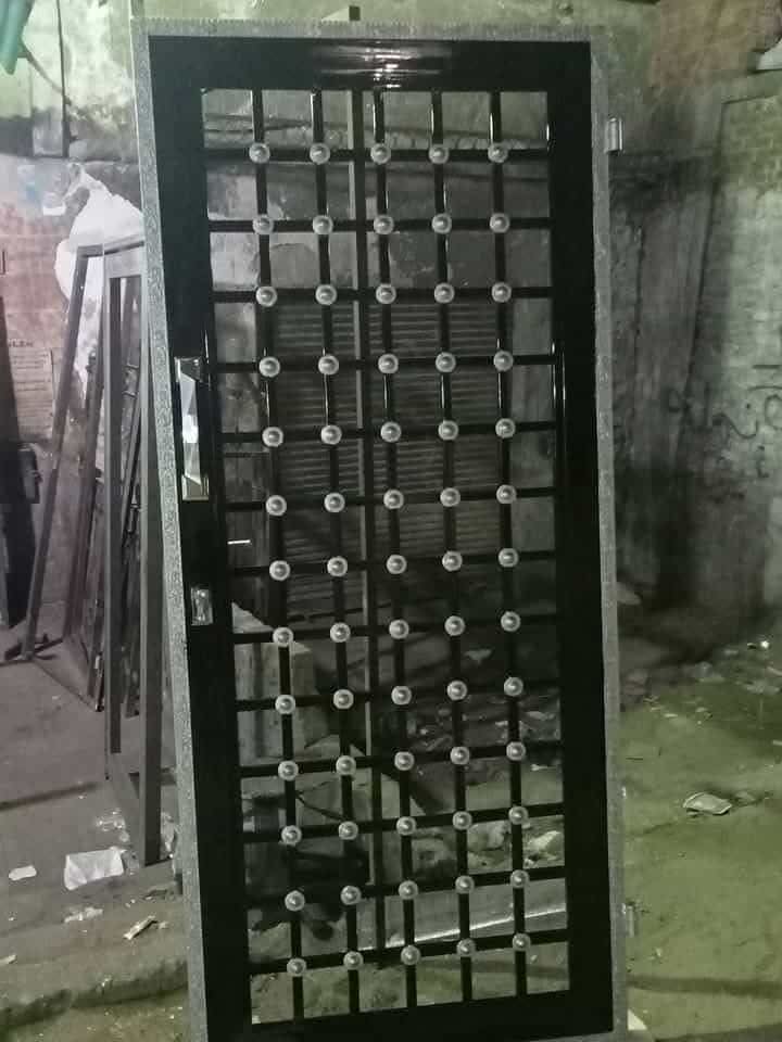 باب حديد أسود بزخرفة مربعات